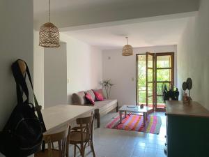 a living room with a table and a couch at Ideal para compartir en familia o con amigos in San Salvador de Jujuy