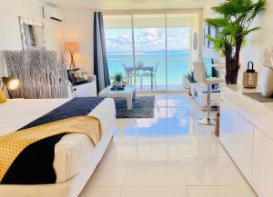 Posezení v ubytování Excellence Suites Orient Beach Oceanview King-Size Beach Pool Parking
