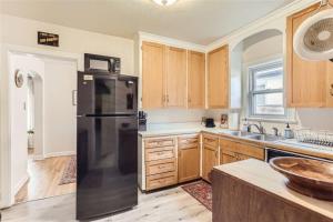 Η κουζίνα ή μικρή κουζίνα στο Cozy Duplex near Hospitals and Cherry Creek in Denver