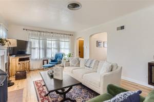 Μια τηλεόραση ή/και κέντρο ψυχαγωγίας στο Cozy Duplex near Hospitals and Cherry Creek in Denver