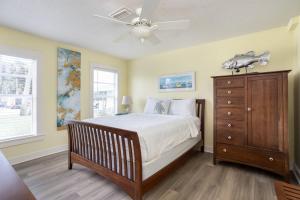 Ένα ή περισσότερα κρεβάτια σε δωμάτιο στο 3 Units Sleeps 17 Pool Pickleball Beaches +85 φωτογραφίες