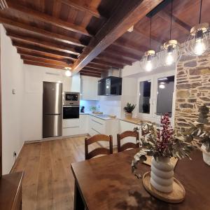 A kitchen or kitchenette at Casa Tarrío con Piscina - Santiago de Compostela