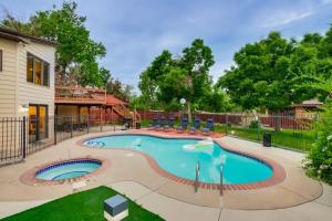 La alberca dentro o cerca de Backyard Oasis Pool Is A Beautiful Home