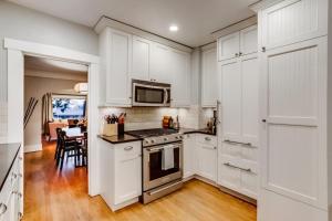 Η κουζίνα ή μικρή κουζίνα στο The Bonsai Bungalow With A Hot Tub And A Game Room