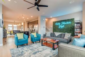 Khu vực ghế ngồi tại Modern And Spacious Townhouse Blocks from Downtown