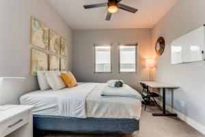 Giường trong phòng chung tại Modern And Spacious Townhouse Blocks from Downtown