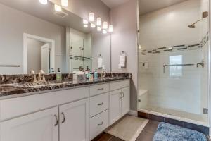 Phòng tắm tại Modern And Spacious Townhouse Blocks from Downtown +37 ảnh