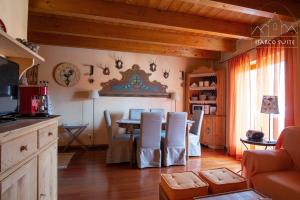eine Küche und ein Esszimmer mit Tisch und Stühlen in der Unterkunft Isarco Suite in Sterzing