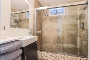 Ένα μπάνιο στο Groovy Getaway With 4 KING Beds And A Hot Tub +40 φωτογραφίες