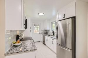 Kuchyň nebo kuchyňský kout v ubytování Pet Friendly 3 Bedroom Near to Red Rocks And Belmar In Denver