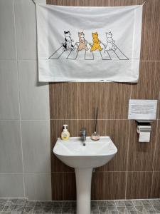 ein Bad mit einem Handtuch über einem Waschbecken in der Unterkunft Family House #OPEN PROMOTION #JAMSIL #KSPO DOME #LOTTE WORLD in Seoul + 15 Fotos