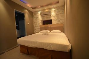 Rúm í herbergi á Rich Boutique Hotel