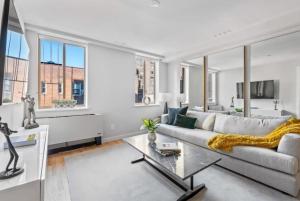 una sala de estar con un sofá y una mesa en 3BR Penthouse with Massive Private Rooftop, en Nueva York