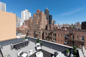 vistas a un patio en la azotea con vistas al perfil urbano en 3BR Penthouse with Massive Private Rooftop, en Nueva York