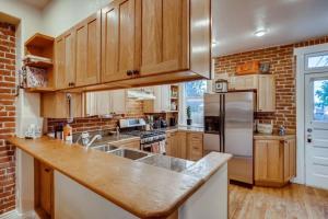 Nhà bếp/bếp nhỏ tại Central Denver Townhome Close To Historic Neighborhood