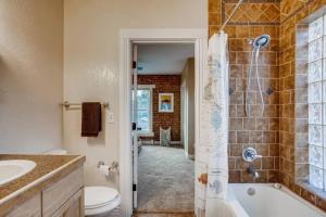 Phòng tắm tại Central Denver Townhome Close To Historic Neighborhood +26 ảnh