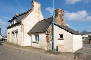 an old building on the side of a street at Maison pour 5 personnes à 950 m de la plage in Trévou-Tréguignec