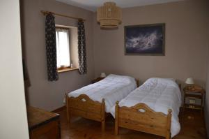 two twin beds in a bedroom with a window at Apartment with three bedrooms and garden in Chiave in Chiave