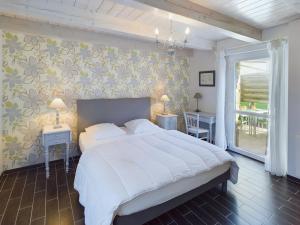 - une chambre avec un grand lit blanc et 2 tables dans l'établissement Charmante maison pour 5 à Plovan, à Plovan