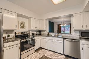 Dapur atau dapur kecil di Modern Home In West Denver 15 Min Close To Downtown
