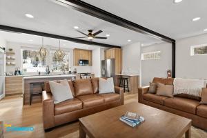 Kuchyňa alebo kuchynka v ubytovaní Pool Table Timber Cube Cabin