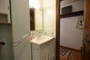 une salle de bain avec un lavabo et un miroir dans l'établissement Cà Mughi Studio, à Zuel 14 autres photos
