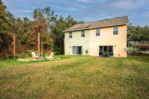 an old farm house with a large yard at Full House HotTub Mins to UCF in Bithlo