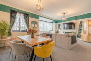 una sala de estar con una mesa y un sofá en Southport Rabbit Retreat, en Southport