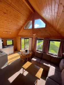 ein Wohnzimmer mit Sofa und Tisch in der Unterkunft 3 Bedroom Lodge Lanteglos 21 in Lanteglos + 18 Fotos