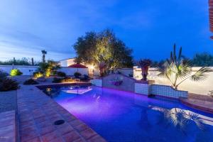- une piscine avec des lumières violettes la nuit dans l'établissement Alameda, à Scottsdale