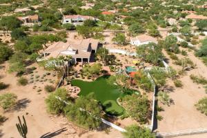 - une vue aérienne sur une maison avec un parcours de golf dans l'établissement Alameda, à Scottsdale