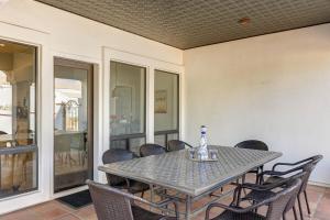 - une table et des chaises sur une terrasse couverte avec une table et des chaises dans l'établissement Alameda, à Scottsdale