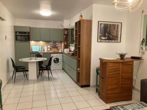 Η κουζίνα ή μικρή κουζίνα στο LE CLOS Du LOC'H appartement