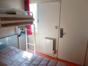 een slaapkamer met een stapelbed en een raam bij FASTHOTEL Reims Est - Taissy in Reims +20 foto's