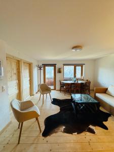 ein Wohnzimmer mit einer Couch und einem Tisch in der Unterkunft Unterhecherhof in Bannberg