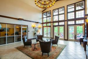 un grand salon avec des chaises et un lustre dans l'établissement Parkway Romance #247, à Pigeon Forge