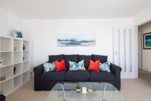 Ruang duduk di High-End Beachfront Getaway Sea View King Bed