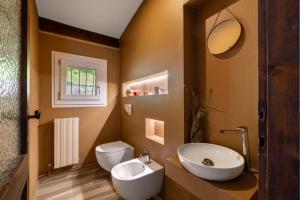 Ένα μπάνιο στο Villa Famiglia Lago