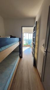 Una habitación con dos literas y un pasillo. en Studio avec terrasse-loggia Vue mer, en La Ciotat