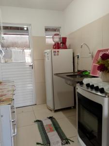 una cucina con fornelli e frigorifero di Casa Aeroporto - UFAL a Maceió