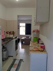 una cucina con bancone e soggiorno di Casa Aeroporto - UFAL a Maceió 1 altra foto