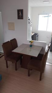 une table de salle à manger avec deux chaises et une table et une table et des chaises dans l'établissement Apartamento COP 30, à Ananindeua