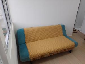 un banc bleu et jaune assis dans une pièce dans l'établissement Apartamento COP 30, à Ananindeua