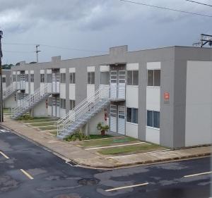 d'un immeuble avec des escaliers sur son côté. dans l'établissement Apartamento COP 30, à Ananindeua