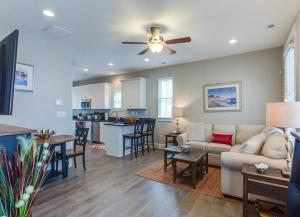 un soggiorno e una cucina con un divano e un tavolo di 406B The North End House a Virginia Beach