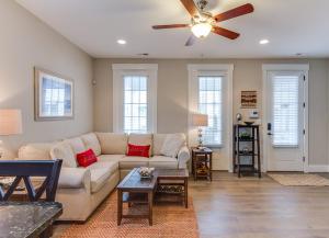un soggiorno con un divano e un ventilatore a soffitto di 406B The North End House a Virginia Beach