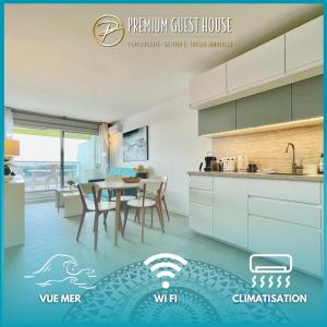een keuken en een eetkamer met een tafel bij PGH N25 - Vue Mer, Première Ligne & Parking Privé in La Grande-Motte