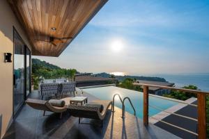 パンガン島にあるSO Sky, New, Luxury, Full sunset sea viewのスイミングプール付きの家のバルコニーから景色を望めます。