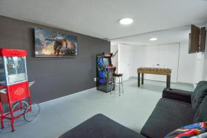 un salon avec un canapé et une table dans l'établissement Hard Rock Villa Pool, Game Room & Beach Fun, à Miami Gardens