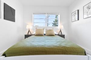 une chambre avec un lit avec deux lampes et une fenêtre dans l'établissement Hard Rock Villa Pool, Game Room & Beach Fun, à Miami Gardens 55 autres photos